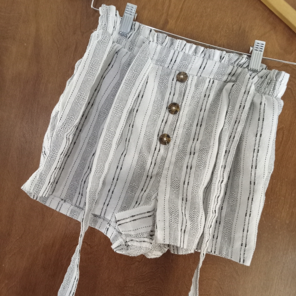 Black & White Patterned Shorts W/Tie